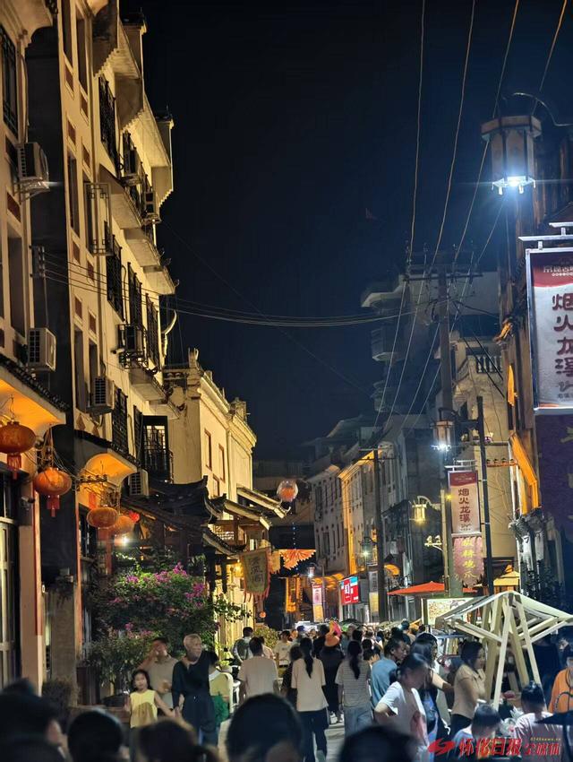 世界那么大 好想去怀化丨​新晃：“龙溪晚市”点亮国庆夜