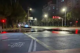 水管爆裂，积水漫延图片