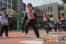 青年路小学：多彩地面游戏“玩转”课间十分钟图片