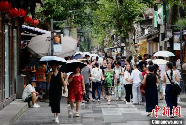 成都宽窄巷子暑期旅游人气旺