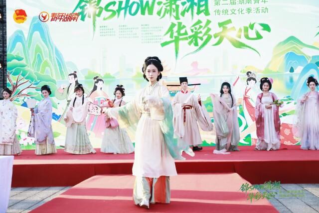 天心阁“潮”变：华服青年邂逅千年古阁