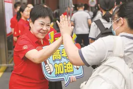 高考英语作文“李华”又来了 2025高考今天收官，首批考生中午完成考试图片