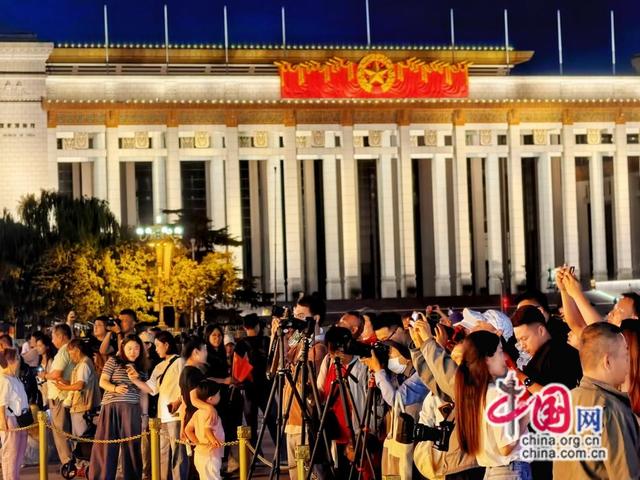 天安门广场“祝福祖国”大花篮璀璨亮灯(图)