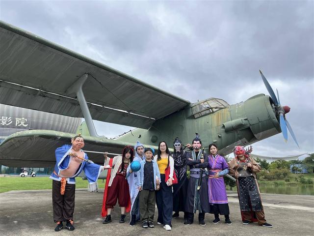 热气球上飘扬“中国红” 荆门低空游火爆