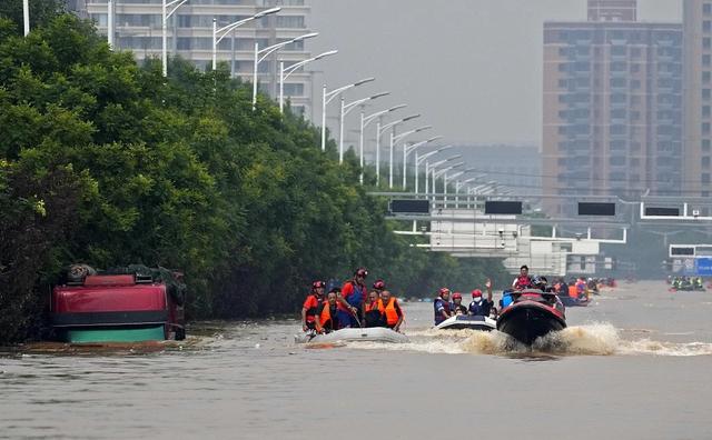北京密云暴雨 记者雨伞险些被吹飞