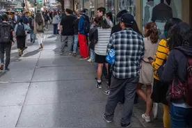 凌晨5点排“长龙”！影石全景相机热销美国图片