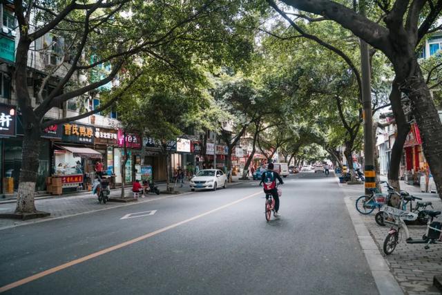 这些被遗弃的老地方，挤满了失落的年轻人