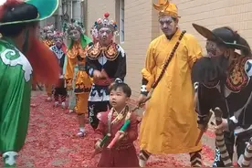 这一刻就是传承！小男孩遇英歌队，被邀请共舞图片