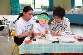 “落叶画教学+中医健康+伴你童行”，TA们带来了一场别开生面的公益活动图片