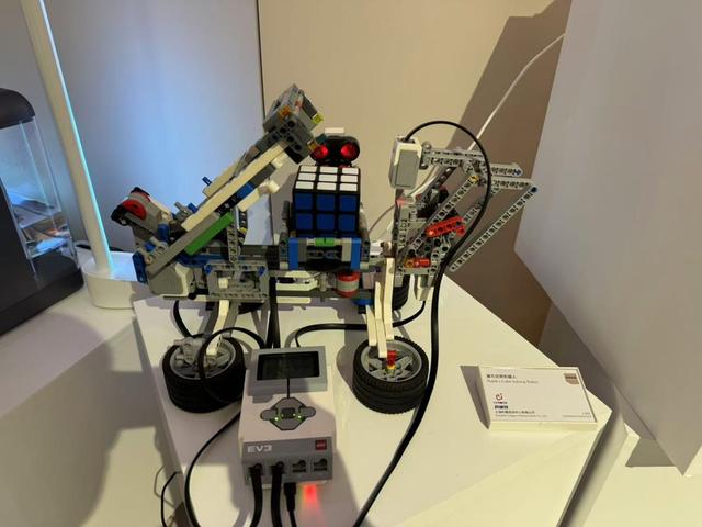 300平方米进博会上海馆浓缩上海消费新图景，还有多重AI互动让你过足瘾