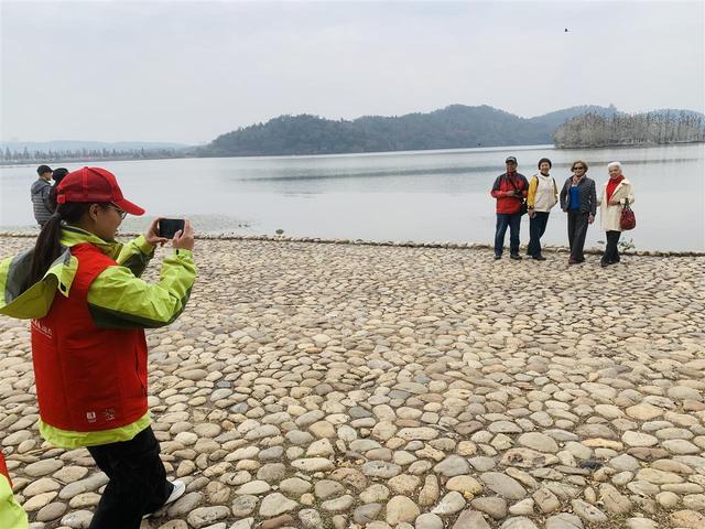 武汉文旅志愿者守护东湖飞鸟，绘就生态文旅画卷