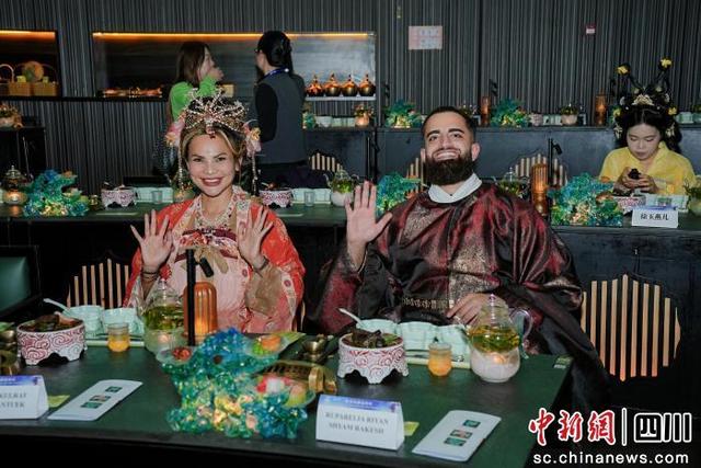 2025全球名人巴蜀行启动  跟着短剧游四川