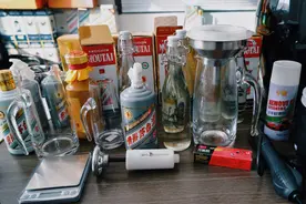 制假售假团伙在饭店回收空的茅台酒瓶，再用散装白酒罐装售卖图片