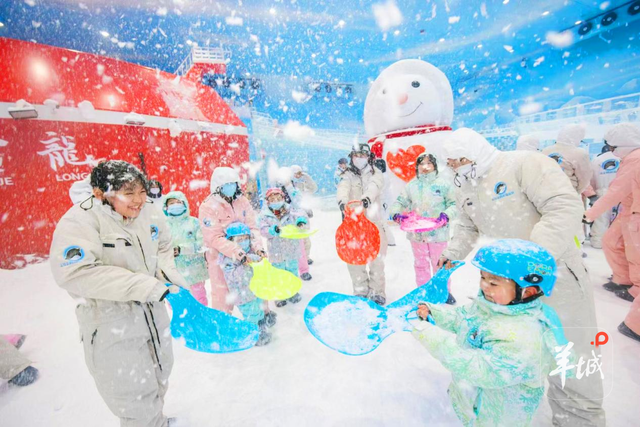 高温催生避暑新业态：室内滑雪场、酒店+、夜游、文博游引领暑期文旅风潮