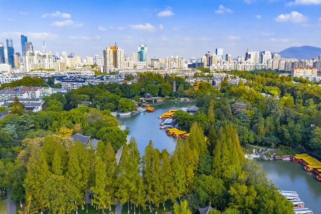 秋染金陵 山水城林入画来