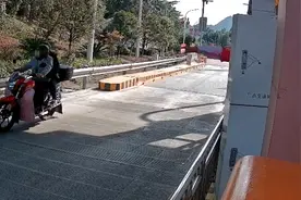 持妻子证件骑摩托车闯高速，男子：“我的驾驶证已经在考了，不算无证驾驶”图片