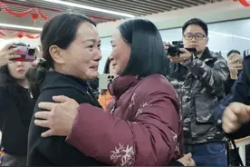 女子离家35年后见到亲生父母失声痛哭：我终于见到你们了图片