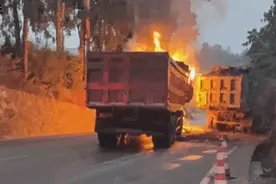 大货车追尾前车，车头瞬间起火！只因对向司机干了这件事……图片