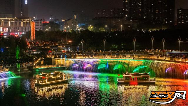 荆州：千年古城墙为幕 “双凤齐飞”点亮东门夜空