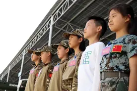 “凝心聚力再出发”系列报道58丨这场特殊的“夏令营”给萌娃们播下了爱国强军的种子图片