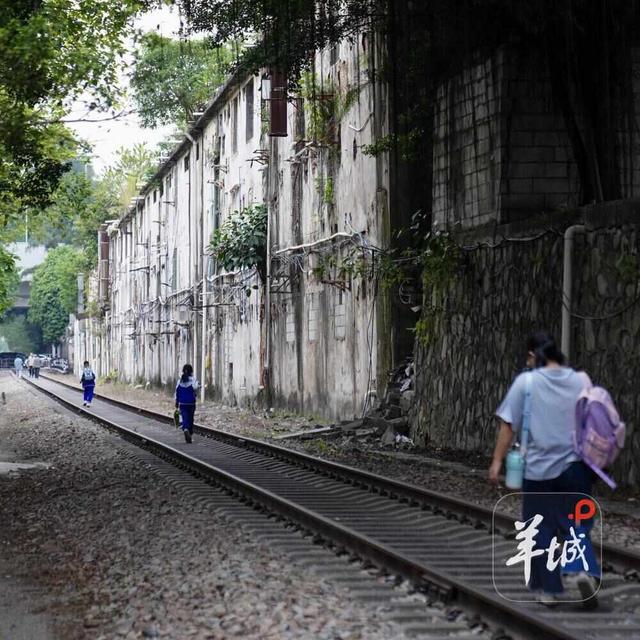 一起走在铁路上｜茶楼·跑街