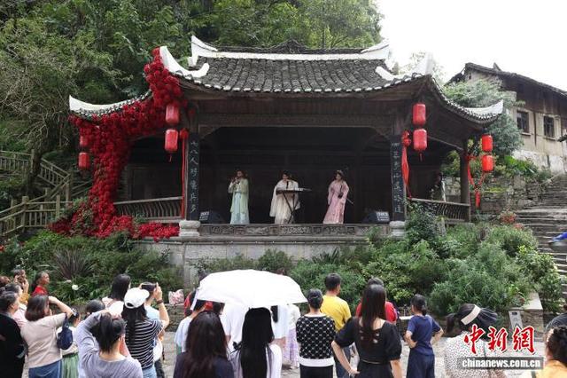 贵州安顺：民众走进云山屯感受六百年大明遗韵