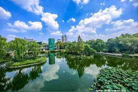 蓝天白云下的济南泉城公园，绿树碧水美如画图片