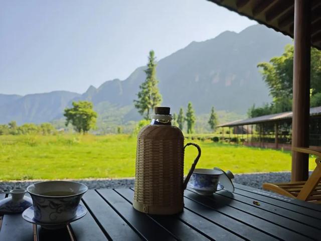 在上班和上进中，选择了上茶——住进红岩坝民宿，把生活泡成一杯茶​