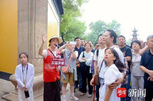镇江文旅景区开展“十一”文明旅游宣传引导工作，志愿者成为亮丽的风景线