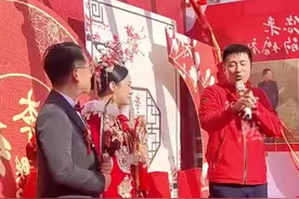 员工婚礼现场张雪峰花式催生：生1个给2万红包，生一个翻一倍。预定干爹，孩子将来找工作全包我身上，因为这是我招到的第二个员工图片