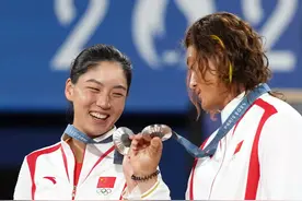 从临危受命到登上领奖台！深圳姑娘王欣瑜创造历史图片