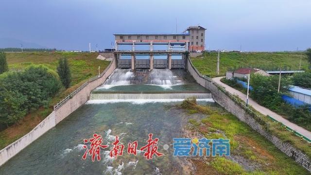 一年四季 泉在济南丨杏林水库开闸泄洪 飞瀑奔涌现壮丽景观，吸引市民驻足