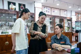 滇派内画：在创新中传承古老技艺图片