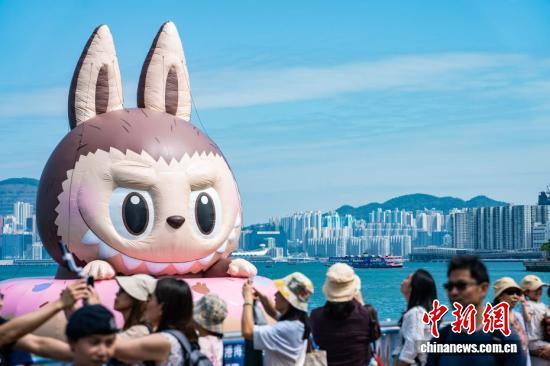 “哆啦A梦”“LABUBU”在香港“海上大巡游”