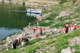 净岸巡河 共护水清岸绿图片