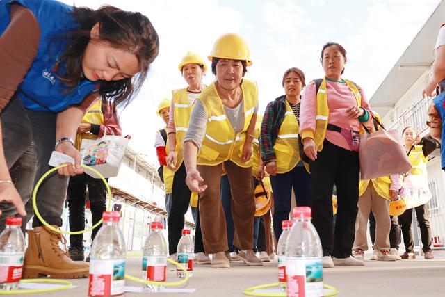 “骑聚”海边共庆节日，为滨海湾志愿者们点赞！