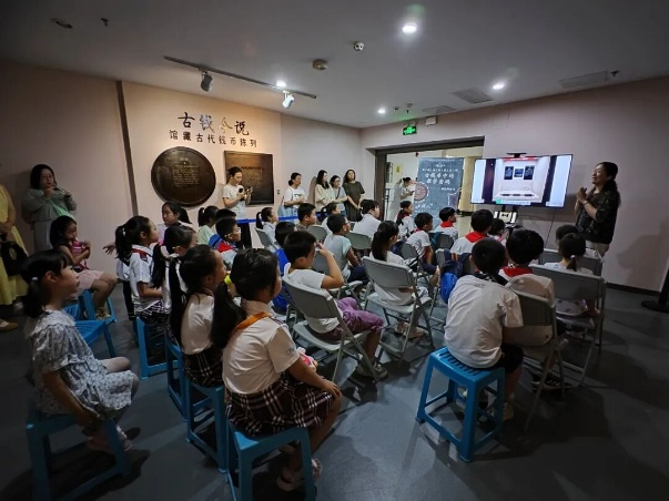 “青博之夏”的朋友圈有多广？从场馆、校园到社区、地铁，到处都有“搭子”