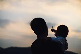 夜读丨吊在井桶里的苹果图片