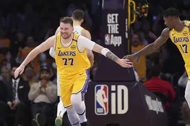 NBA｜东契奇湖人首秀好有排面 詹姆斯赛前都穿77号图片
