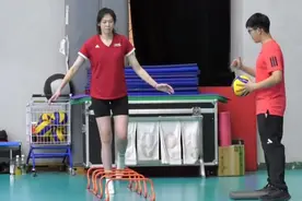 中国女排公开训练课 李盈莹恢复身体训练图片