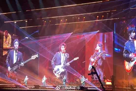 水木年华演唱会上卖衣服引争议，艺术与商业该如何平衡？图片