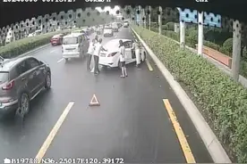 路遇私家车抛锚，驾驶员及时出手帮解围图片