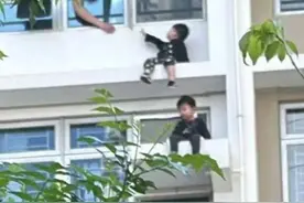 惊心！两名幼童坐在外墙上，市民报警，父母被拘捕图片