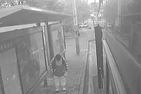 男孩乘公交刷卡付费未成功 司机暖心让上车 孩子下车时鞠躬致谢图片