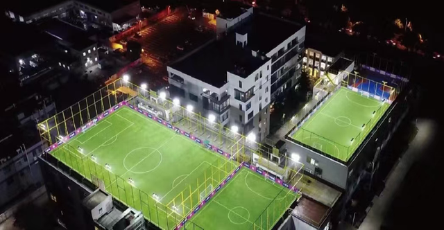 这个市民“日夜校”教学点，餐饮、健身房、空中足球场，全都有！