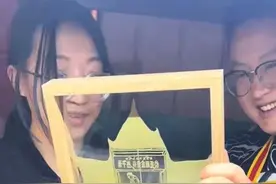 小伙自学叶雕用作品交换路边摊小吃，回应：想宣传叶雕，被认可很开心图片