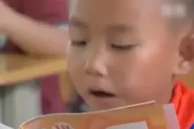 爸爸坐牢妈妈离家出走，8岁的他一番话让人心疼