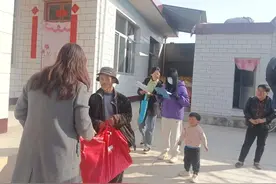 心系困难群众  助力温暖过冬——四龙镇为特困供养人员发放过冬物资图片