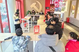 爱申活暖心春丨剪窗花、扭捧花……共享龙年浓浓乐趣图片