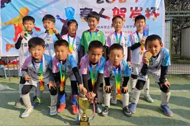 西安市浐灞第三小学: 新年首冠！足球小将的荣耀时刻图片